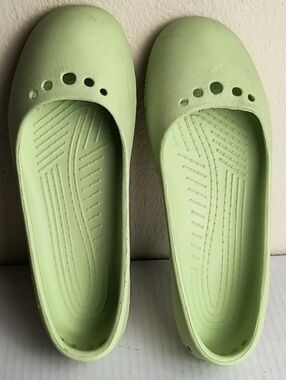 CROCS Prima Size 7 Celery Ballet Design and Perforated Details